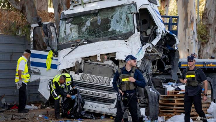 Truk-israel-menabrak